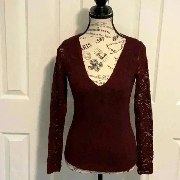 Abercrombie & Fitch Lace  Top in Size Small. - Picture 1 of 5